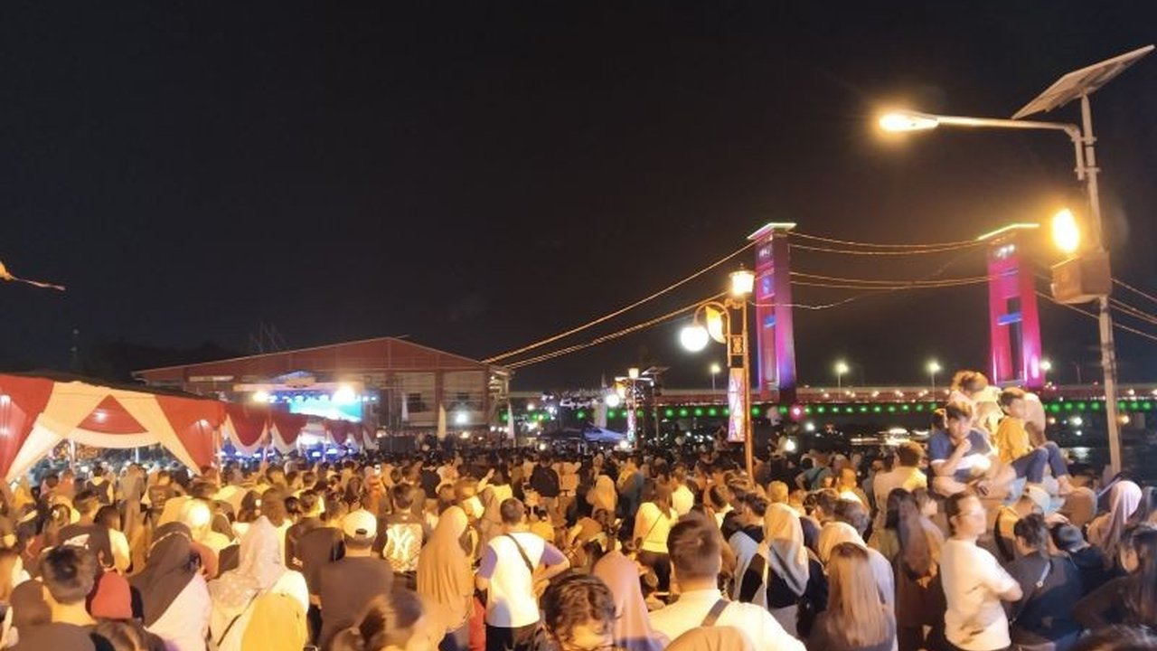 Wisata ikonik Palembang, Menara Ampera, ditutup sementara karena penghematan anggaran sesuai Instruksi Presiden Nomor 1 Tahun 2025.  Penutupan berdampak pada sektor pariwisata dan warga.