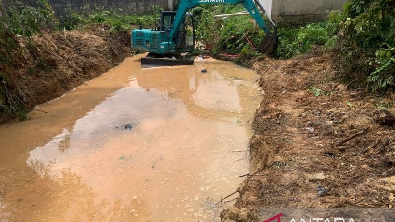 TNI Manunggal Membangun Desa (TMMD) ke-123 di Bangka Barat melakukan normalisasi sungai di Kecamatan Parittiga untuk mencegah banjir musiman yang kerap melanda desa-desa setempat.