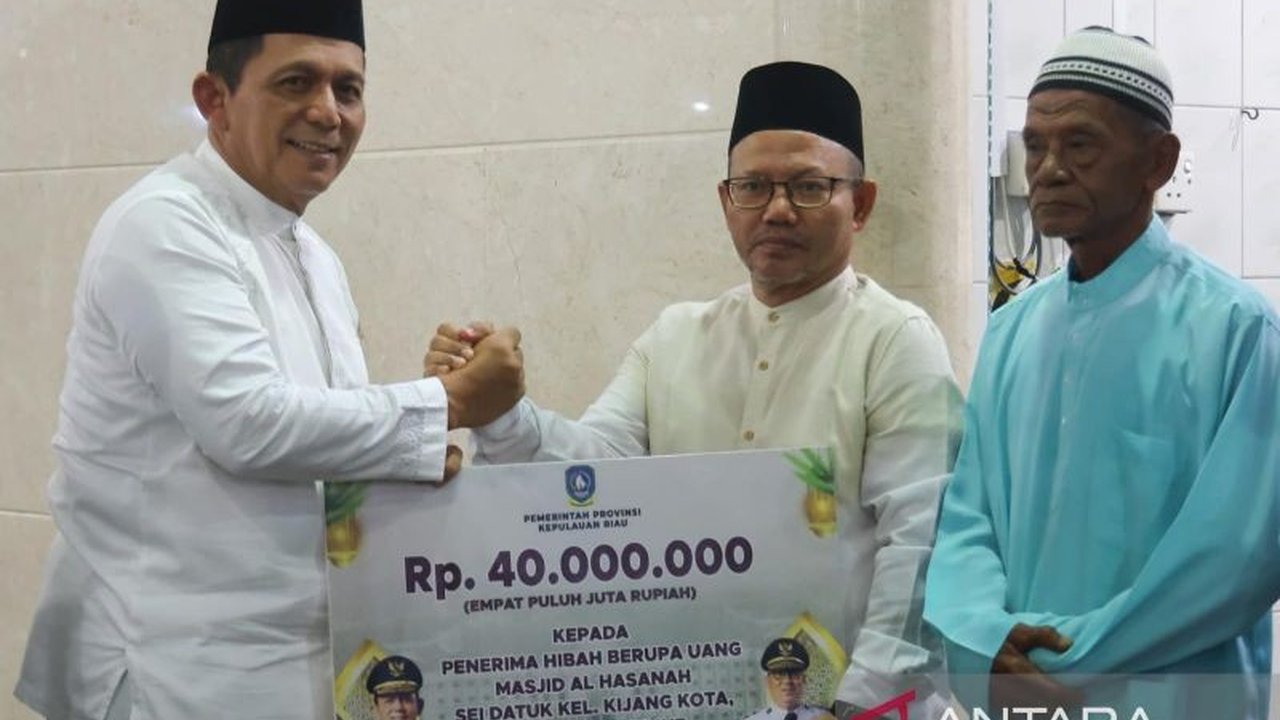 Gubernur Kepri, Ansar Ahmad, menyalurkan bantuan Rp90 juta untuk pengembangan dua masjid di Bintan selama Safari Ramadhan, menekankan pentingnya kebersamaan dan kepedulian sosial dalam bulan suci ini.