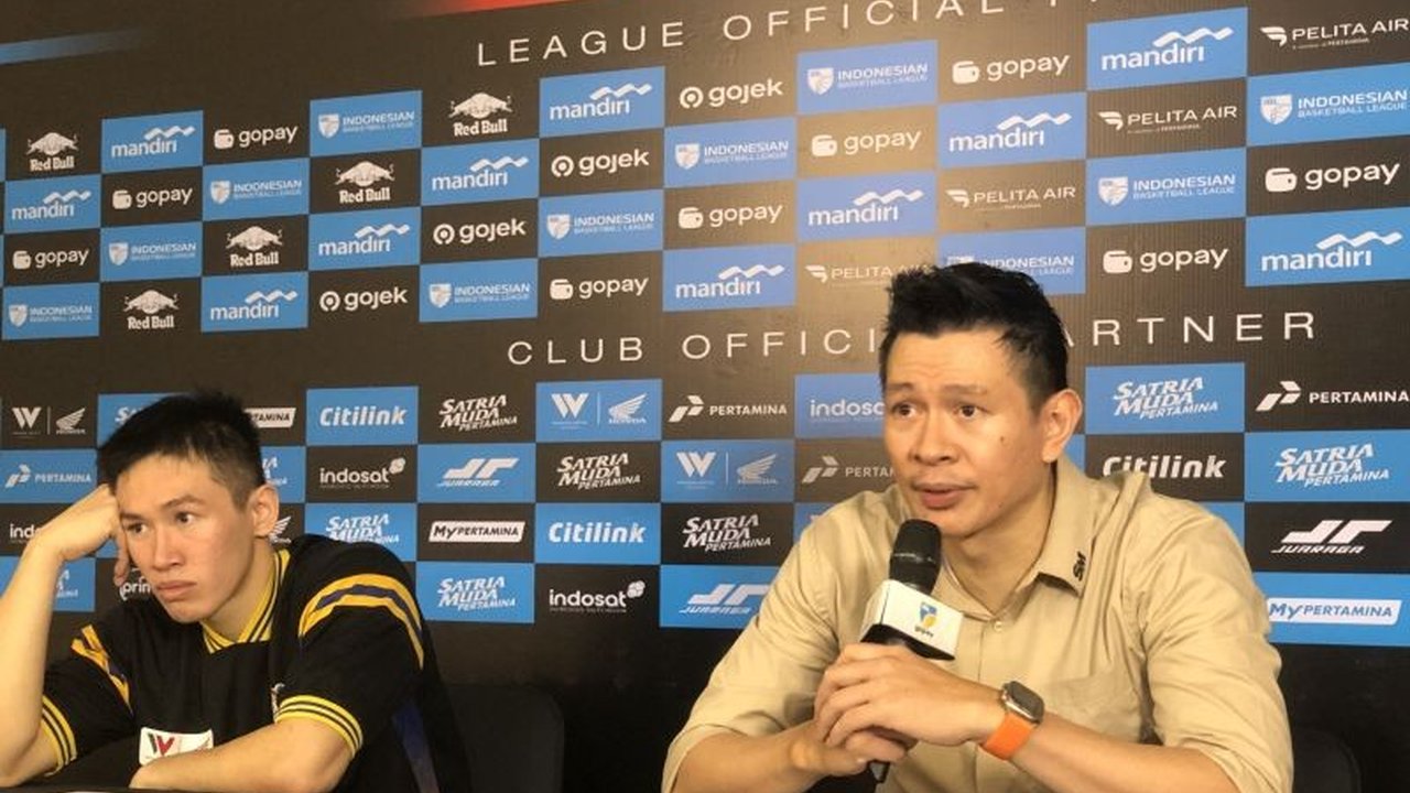 Satria Muda Pertamina Jakarta berhasil menang atas Tangerang Hawks dalam lanjutan IBL 2025, namun pelatih Youbel Sondakh menyoroti inkonsistensi permainan timnya, terutama pada kuarter keempat.