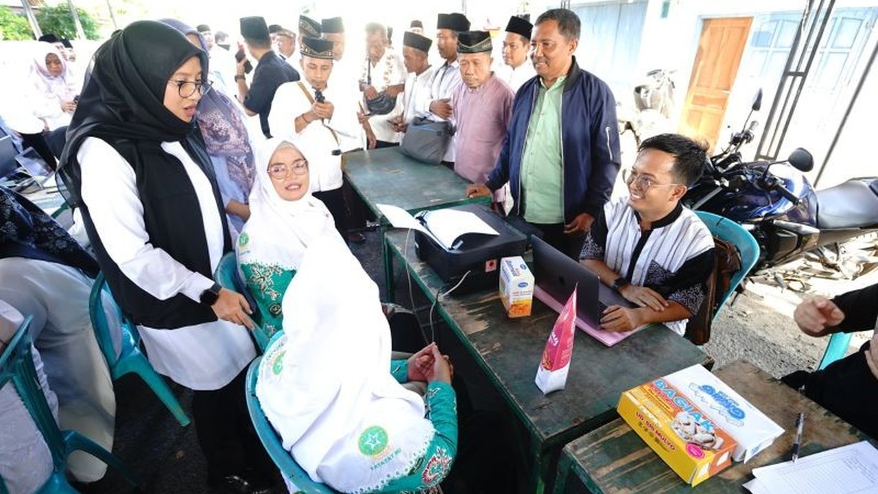 Bupati Banyuwangi, Ipuk Fiestiandani, memastikan program Laju Desa tetap berjalan selama Ramadhan, memberikan berbagai layanan jemput bola kepada warga, termasuk layanan kesehatan dan administrasi kependudukan.