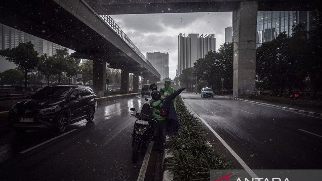 BMKG memprakirakan cuaca Jakarta akan berawan tebal di pagi hari, hujan ringan hingga petir di siang dan malam hari, dengan suhu berkisar 25-31 derajat Celcius.