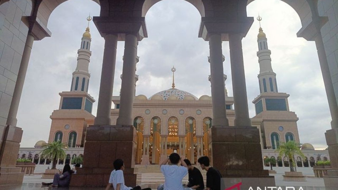 Masjid Raya Baitul Muttaqien Islamic Center Samarinda semakin diminati wisatawan mancanegara, mendorong pengembangan fasilitas dan promosi melalui media sosial.