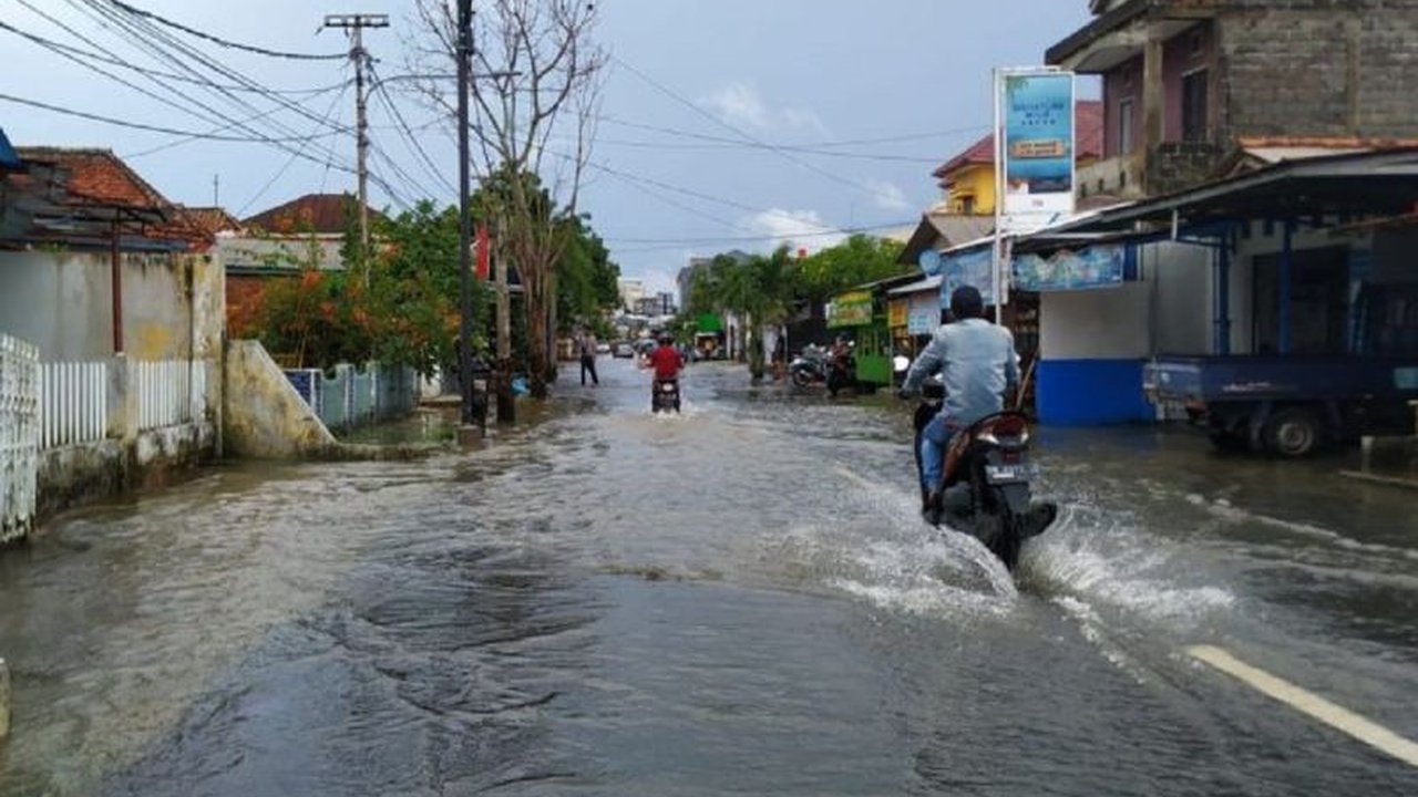 BMKG memperingatkan potensi hujan ekstrem disertai angin kencang dan puting beliung di Bangka Belitung selama tiga hari ke depan, imbau masyarakat untuk waspada.