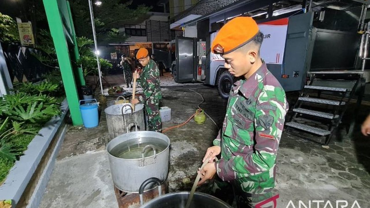 Wing Komando I Kopasgat TNI AU mendistribusikan 800 paket sahur dan menyediakan air bersih untuk warga terdampak banjir di Kelurahan Kalibaru, Bekasi.