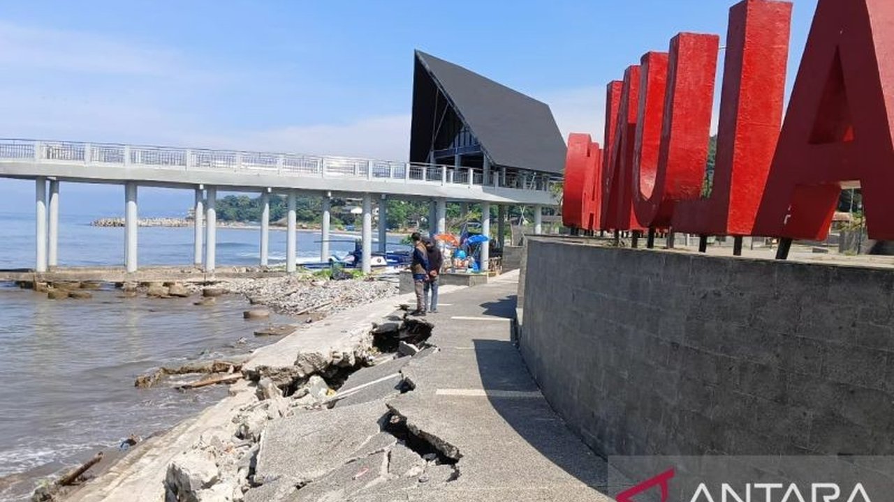 Kontraktor proyek Alun-alun Gadobangkong Sukabumi, senilai Rp15,6 miliar,  klarifikasi kerusakan yang terjadi;  menjelaskan spesifikasi bahan bangunan dan peran kardus pada patung penyu.