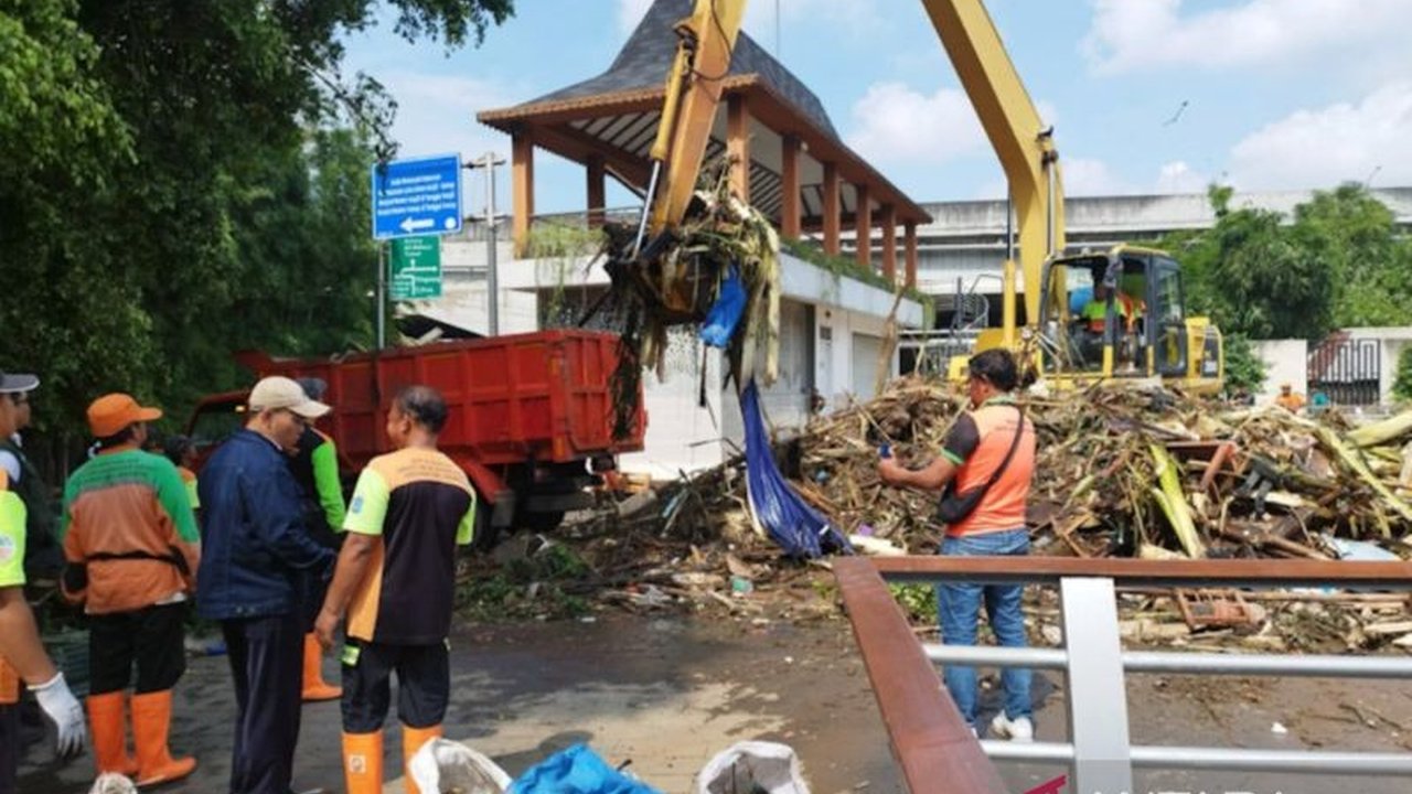 Pemkot Jaktim kerahkan 285 personel dan 422 kendaraan untuk bersihkan pascabanjir, berhasil angkut 125 ton sampah di Kampung Melayu.
