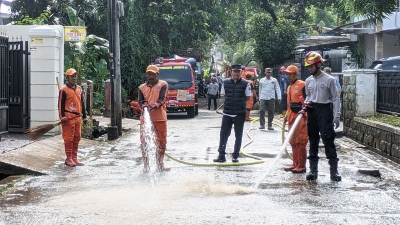 Ratusan personel gabungan membersihkan lumpur sisa banjir di Rawajati dan Kemang, Jakarta Selatan, untuk memastikan keamanan dan kenyamanan warga serta memulihkan lingkungan.