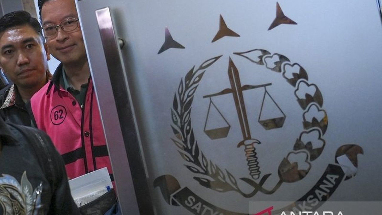 Mantan Menteri Perdagangan, Tom Lembong, menjalani sidang perdana kasus dugaan korupsi impor gula tahun 2015-2016 dengan potensi kerugian negara mencapai Rp578 miliar.