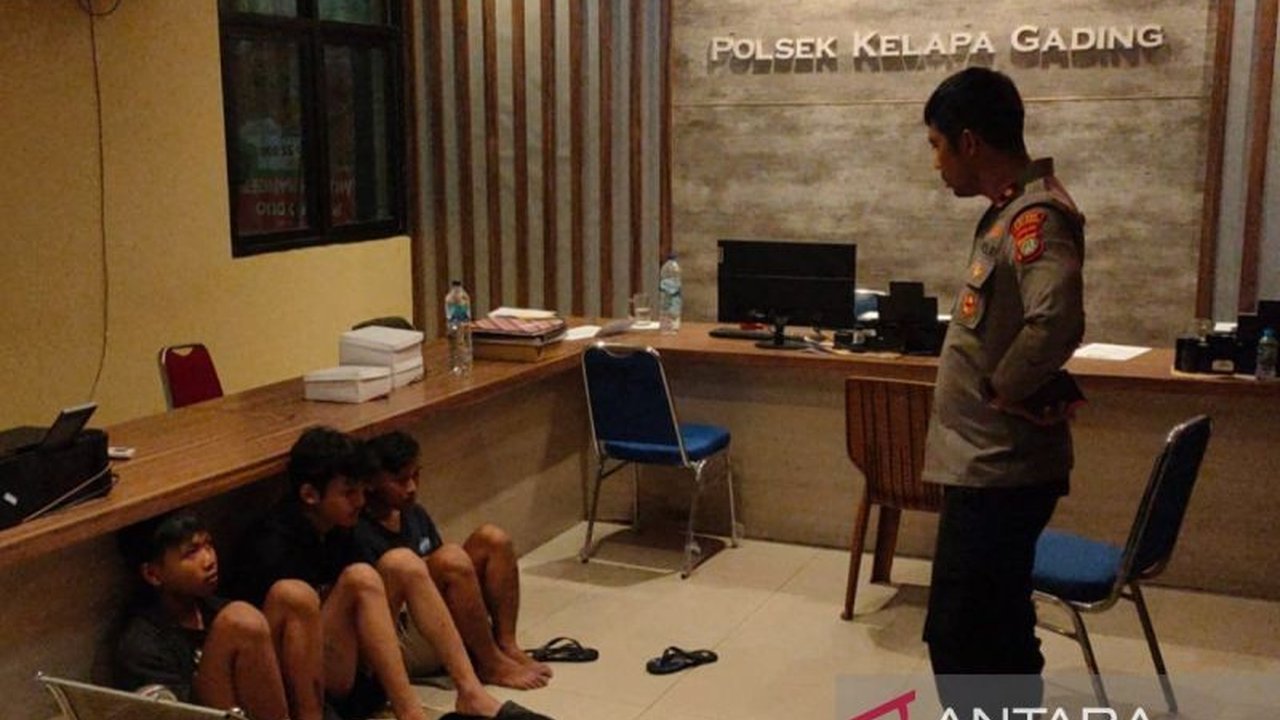 Polisi meningkatkan patroli di Pasar Rebo, Jakarta Timur, setelah sekelompok remaja merusak rumah Ketua RT karena dilarang balap liar,  menunjukkan upaya penegakan hukum dan menjaga ketertiban.