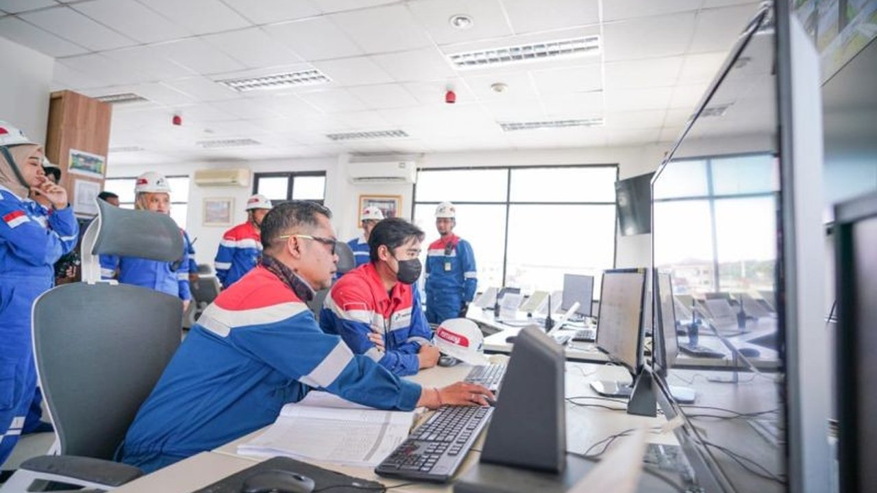 Pertamina Patra Niaga memastikan pasokan BBM dan LPG aman selama mudik Lebaran 2025, dengan langkah strategis antisipasi cuaca ekstrem dan kepadatan lalu lintas.