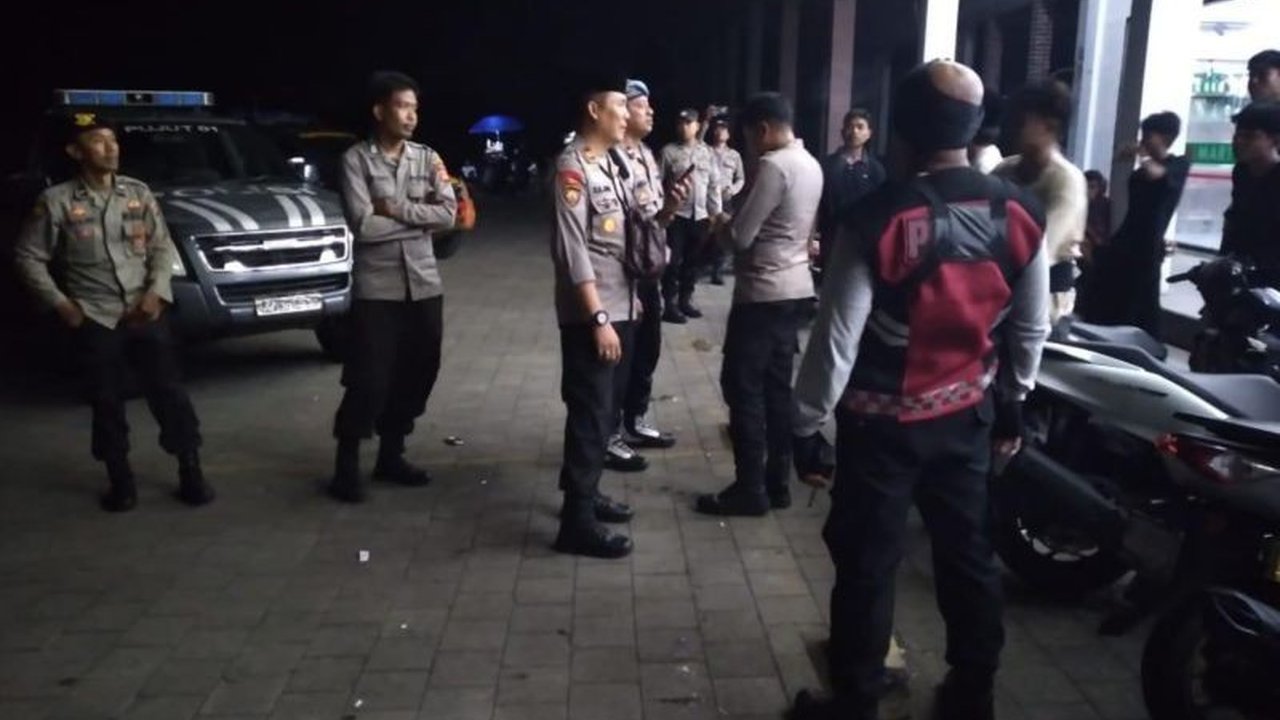 Polres Lombok Tengah meningkatkan patroli untuk mencegah aksi perang petasan yang meresahkan selama bulan Ramadhan, melibatkan personel gabungan dan sosialisasi langsung kepada masyarakat.