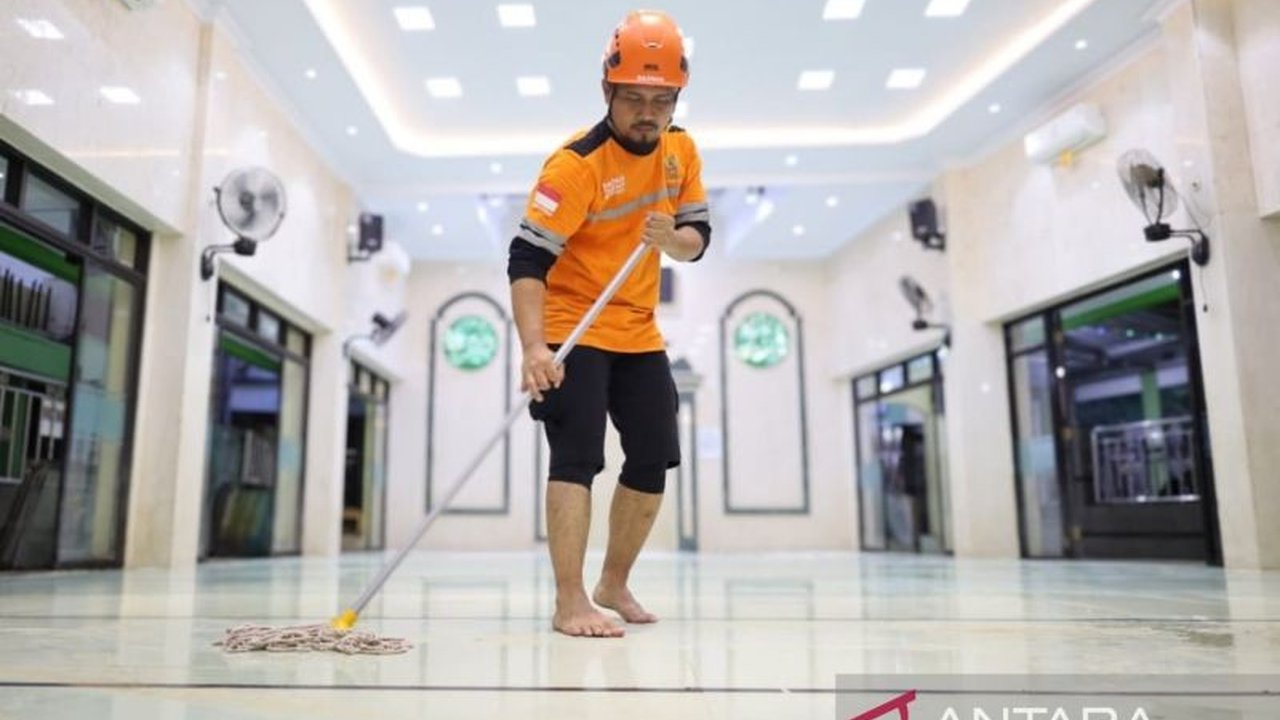 Badan Amil Zakat Nasional (Baznas) kerahkan tim untuk membersihkan Masjid Jami Ittihaadul Ikhwan di Jakarta Timur pascabanjir dan berikan layanan kesehatan gratis bagi warga sekitar.