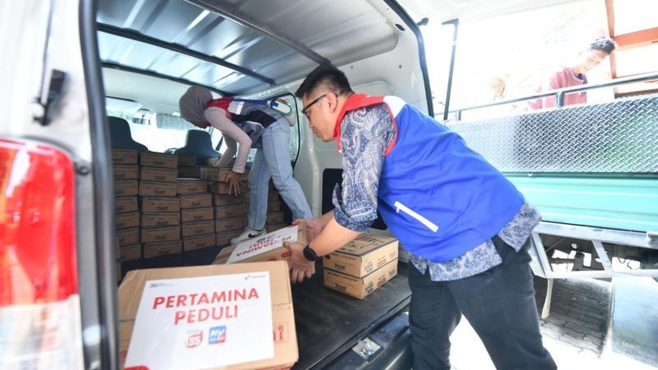 Pertamina Group kerahkan puluhan relawan untuk membantu warga Bekasi terdampak banjir, menyalurkan bantuan logistik dan medis.