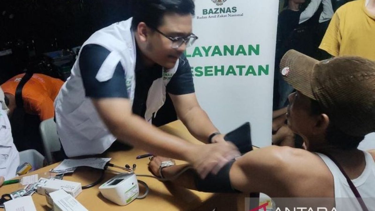 Badan Amil Zakat Nasional (Baznas) memberikan layanan kesehatan gratis dan bantuan multivitamin kepada warga Jakarta yang terdampak banjir, sebagai bentuk kepedulian di bulan Ramadhan.