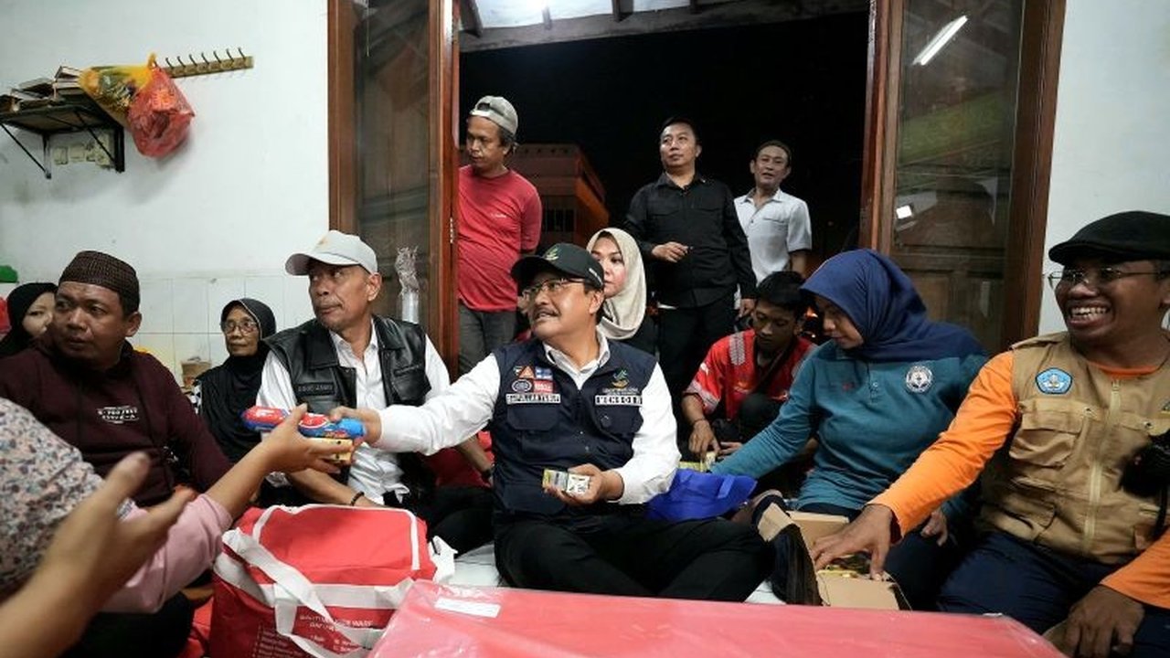 Menteri Sosial Saifullah Yusuf meninjau langsung pengungsian banjir Jakarta, menyalurkan bantuan dan menyampaikan salam Presiden, memastikan seluruh korban mendapatkan bantuan memadai.