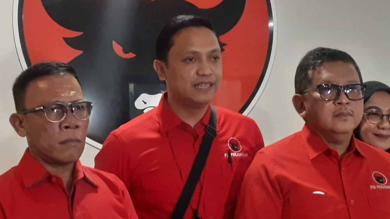 Kuasa hukum Hasto Kristiyanto meminta penyidik KPK menunggu putusan praperadilan sebelum menentukan status tersangka kliennya terkait kasus dugaan suap Harun Masiku dan obstruction of justice.