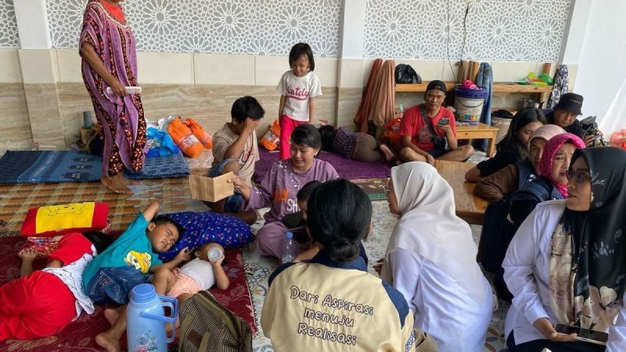 Dinas Pemberdayaan Perempuan, Perlindungan Anak, dan Keluarga Berencana (DP3AP2KB) Kota Tangerang menerjunkan psikolog untuk trauma healing anak-anak yang terdampak banjir, tak hanya di pengungsian tetapi juga di rumah mereka.