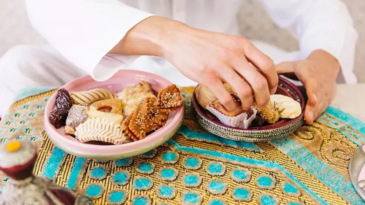 Sayangi kesehatan saat berpuasa dengan menjaga pola makan yang sering diabaikan. (Sumber: Freepik).