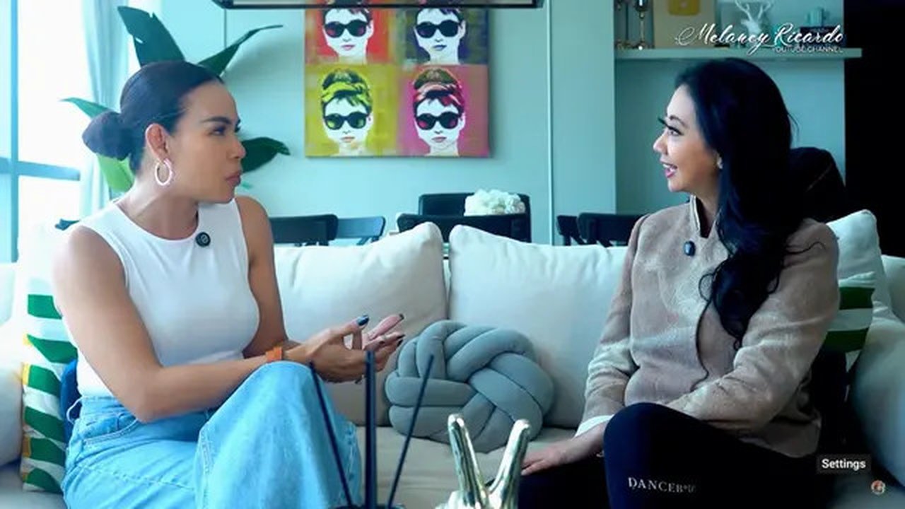 Blak-blakan Asri Welas curhat sampai nangis. (credit:youtube.com/@MelaneyRicardo1)
