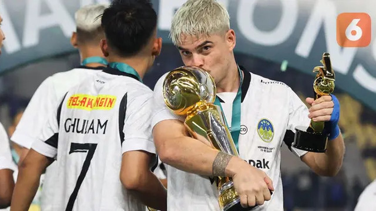 Pemain PSIM Yogyakarta, Rafinha mencium trofi Pegadaian Liga 2 2024/2025 setelah timnya berhasil menang atas Bhayangkara FC dalam laga final yang berlangsung di Stadion Manahan, Solo, Jawa Te