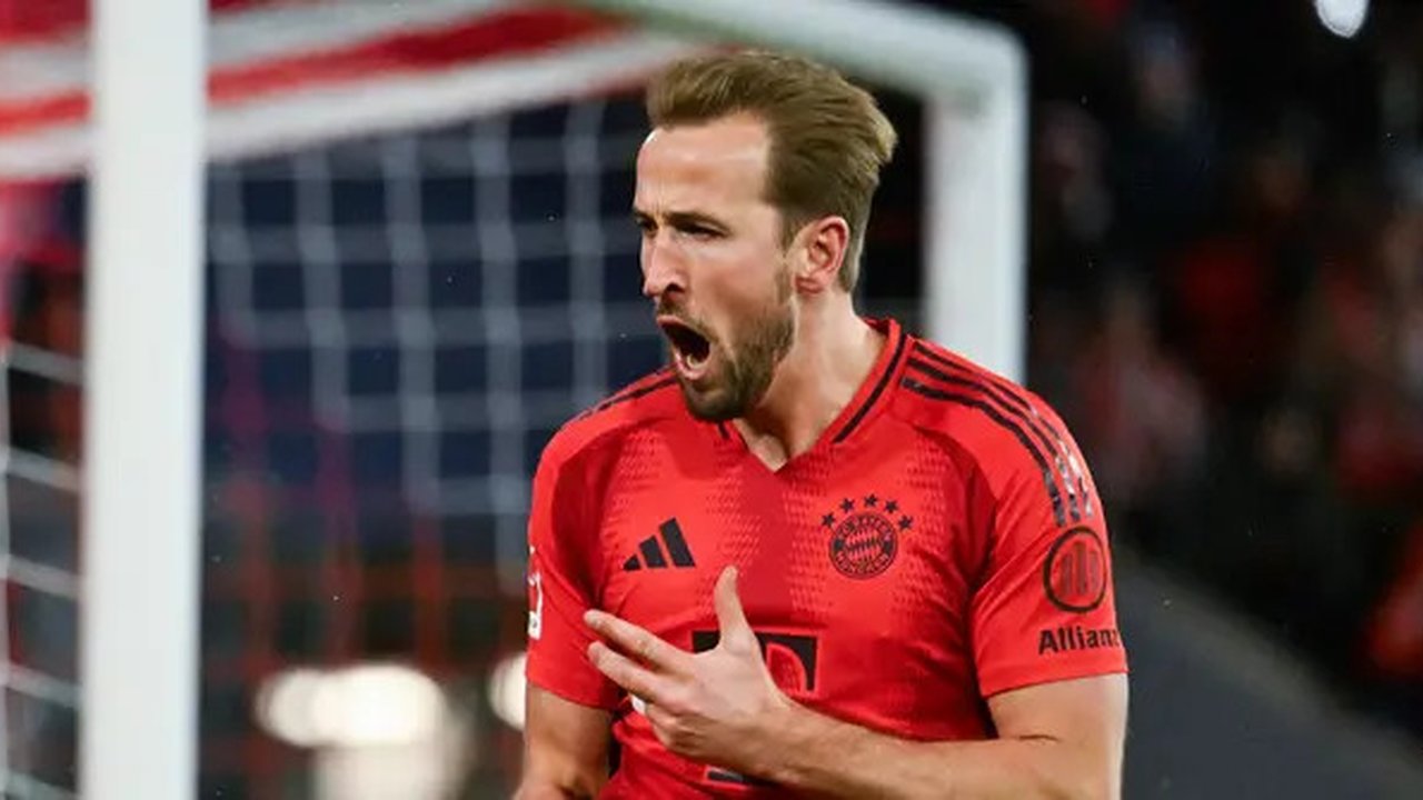 Pemain Bayern Munchen, Harry Kane, melakukan selebrasi setelah mencetak gol ke gawang Augsburg dalam laga pekan 11 Bundesliga 2024/2025 yang dihelat di Allianz Arena, Sabtu (23/11/2024). (AFP