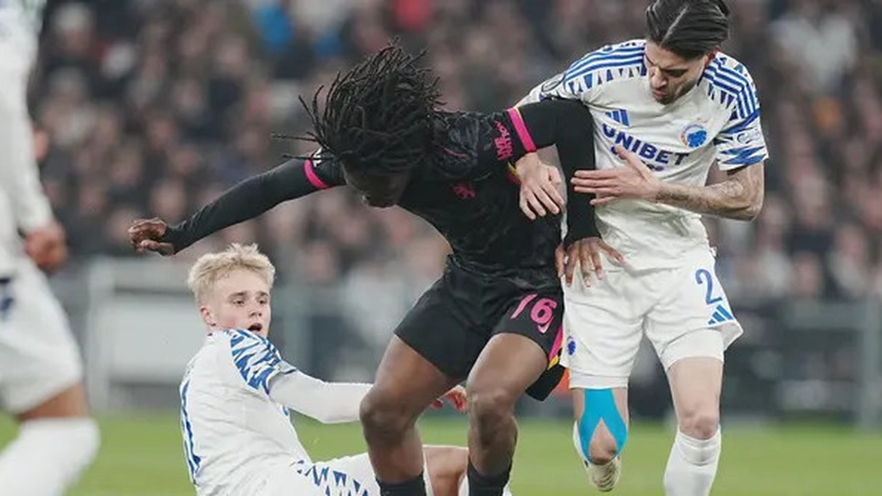 Bek Copenhagen dan Timnas Indonesia, Kevin Diks, berusaha merebut bola dari pemain Chelsea, Shumaira Mheuka, dalam leg pertama 16 Besar UEFA Conference League di Parken Stadium, Denmark, J