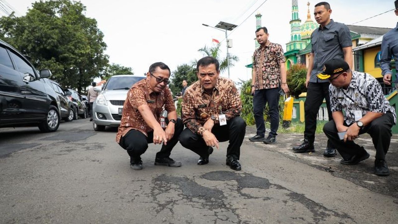 Gubernur Jawa Tengah, Ahmad Luthfi, memastikan progres perbaikan jalan di wilayahnya telah mencapai 88 persen dan ditargetkan rampung dua pekan sebelum Lebaran 2025 untuk kelancaran arus mudik.
