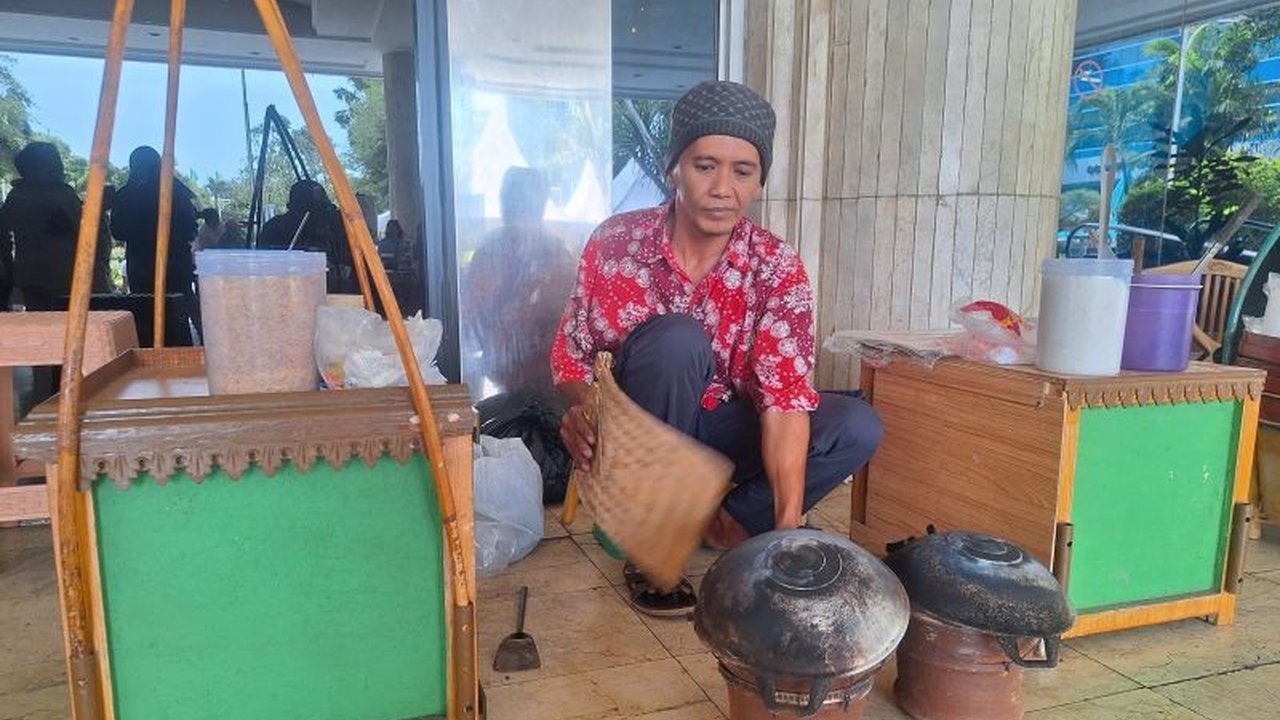 Pemkot Jakarta Utara menggelar bazar kuliner Jajanan Legendaris setiap Jumat, menawarkan beragam kuliner tradisional dan modern dengan harga spesial di bulan Ramadhan.