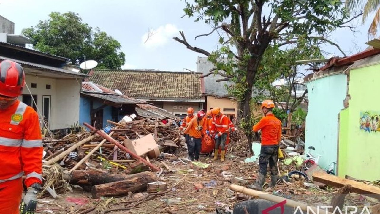Tim Basarnas berhasil menemukan dua jenazah korban banjir Sungai Cipalabuhan, Sukabumi, Jawa Barat; seorang ibu dan anaknya yang terbawa arus deras pada Kamis malam.