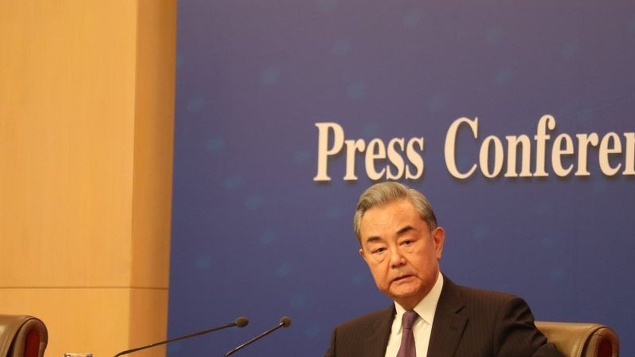 Menlu China kecam kebijakan Presiden Trump yang dinilai kontradiktif: meningkatkan tarif impor barang China,  sementara mengklaim ingin hubungan baik bilateral.