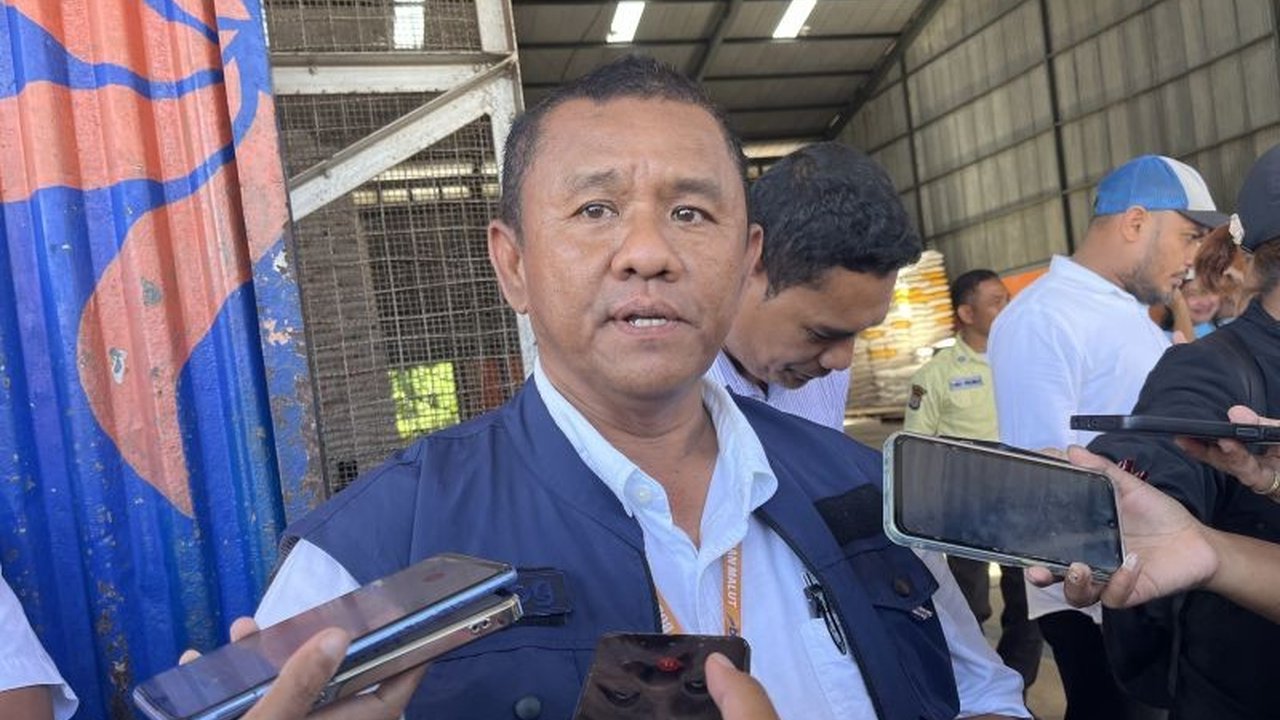 Perum Bulog Maluku membangun gudang filial di Desa Gemba, Seram Bagian Barat, untuk mempermudah penyerapan beras petani dan meningkatkan harga jual beras hingga Rp12.000 per kg.