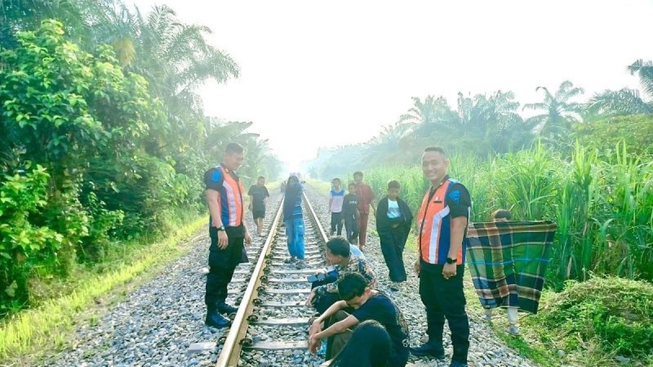 PT KAI Divre I Sumatera Utara mengimbau masyarakat untuk tidak ngabuburit di jalur kereta api selama Ramadhan karena sangat berbahaya dan dapat dikenai sanksi hukum.
