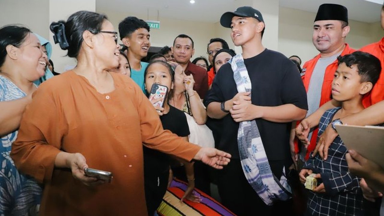 Ketua Umum DPP PSI, Kaesang Pangarep, mendistribusikan bantuan sembako kepada para pengungsi korban banjir di GOR Pengadegan, Jakarta Selatan, meninjau lokasi terdampak dan berjanji akan mengirimkan bantuan tambahan.