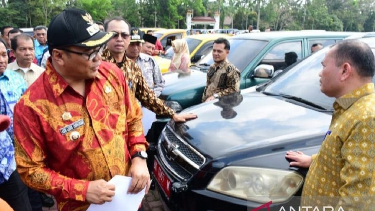 Bupati Deli Serdang, Asri Ludin Tambunan, melarang penggunaan mobil dinas untuk kepentingan pribadi bagi pejabat eselon IV dan akan mengevaluasi penggunaan mobil dinas eselon III demi efisiensi anggaran dan pelayanan masyarakat.