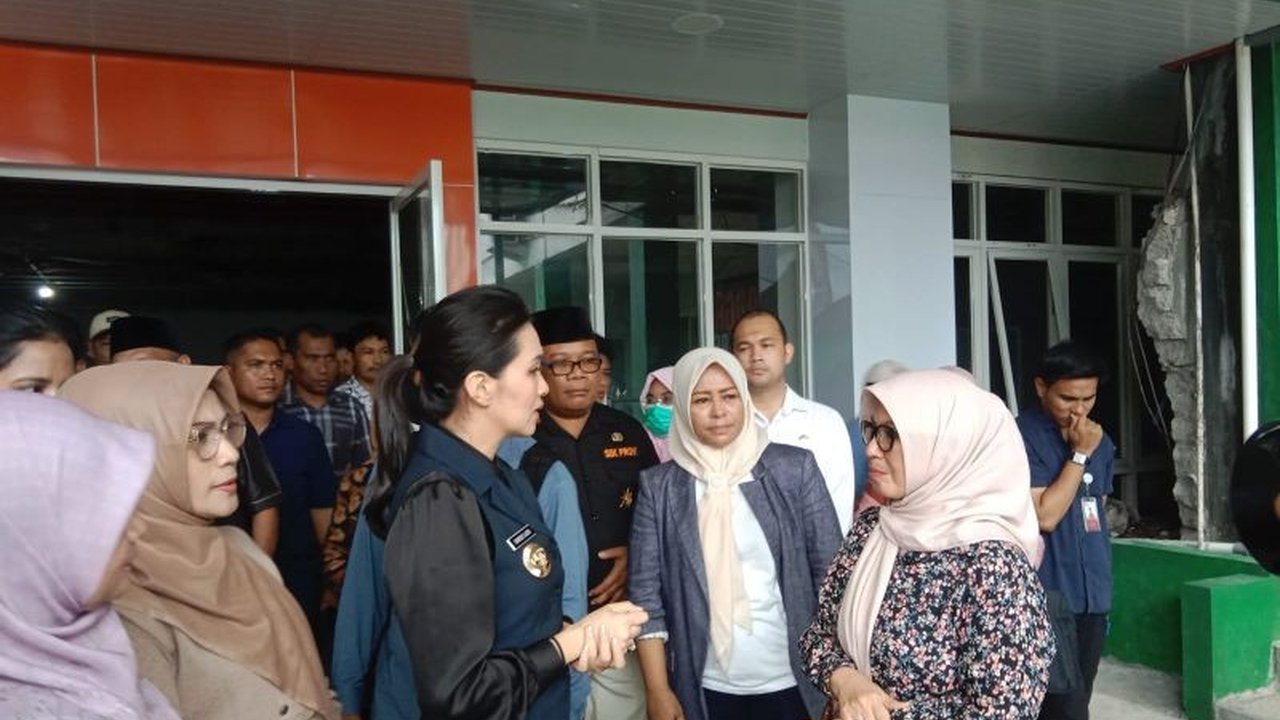 Gubernur Maluku Utara, Sherly Tjoanda, menjenguk mantan Gubernur Abdul Gani Kasuba (AGK) yang kritis di RSUD Ternate dan mengajak masyarakat untuk mendoakan kesembuhannya.