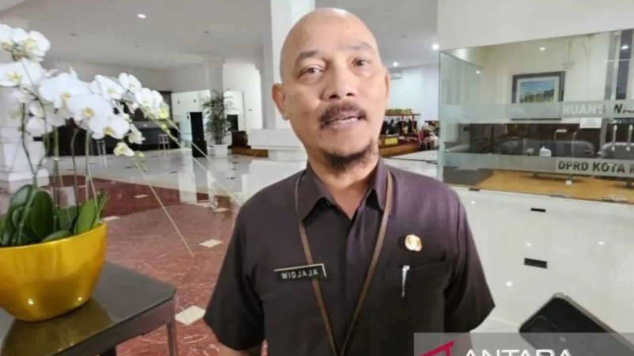 Dinas Perhubungan Kota Malang telah melakukan pengecekan kelaikan armada bus untuk memastikan keselamatan pemudik Lebaran 2025, dan menemukan satu armada yang tidak memenuhi syarat.