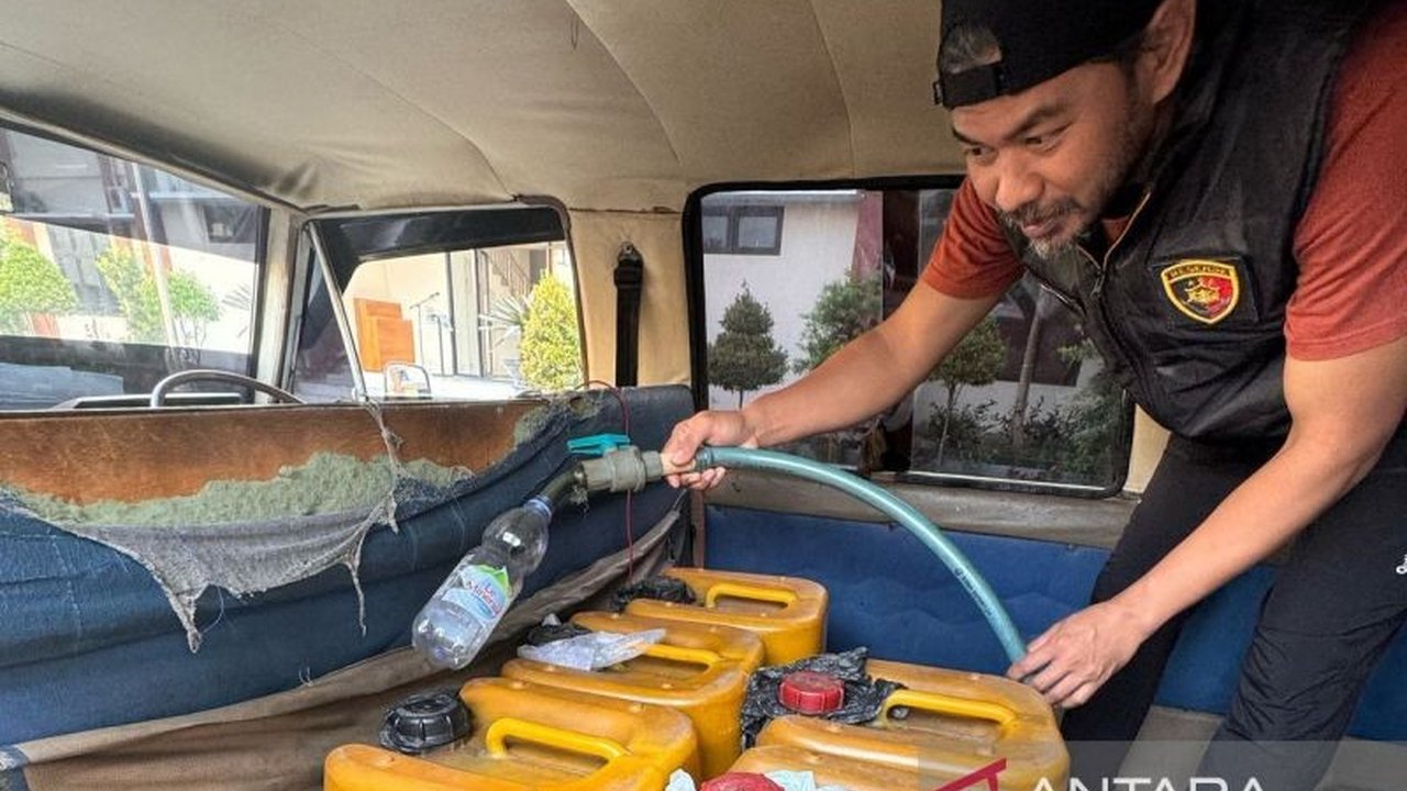 Seorang pedagang di Temanggung, Jawa Tengah, ditangkap karena diduga melakukan penyelewengan Pertalite dengan modus operandi terorganisir menggunakan berbagai QR Code dan plat nomor kendaraan.