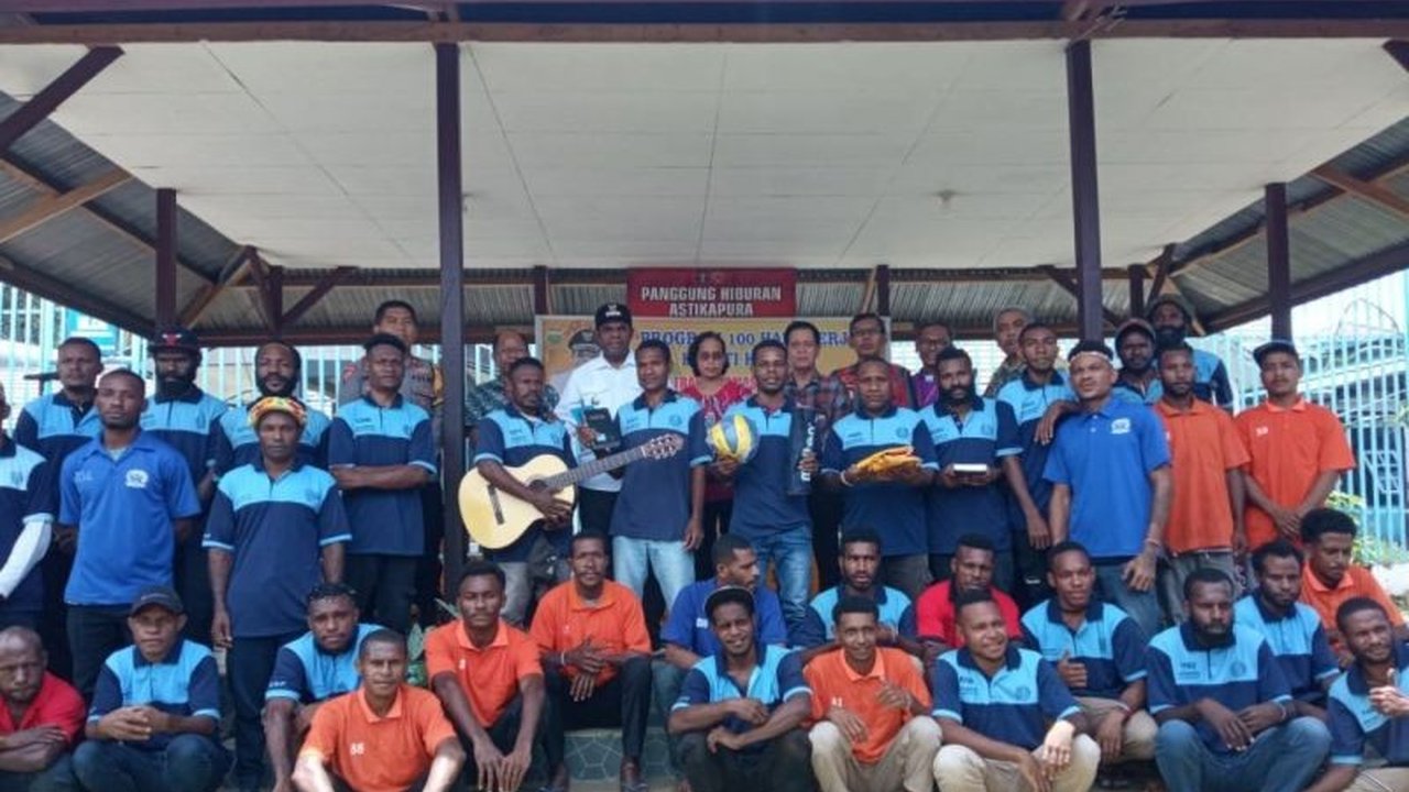 Bupati Keerom, Piter Gusbager, fokus pada transformasi sosial dengan program inklusif untuk meningkatkan kualitas hidup masyarakat dalam 100 hari pertama masa jabatannya.