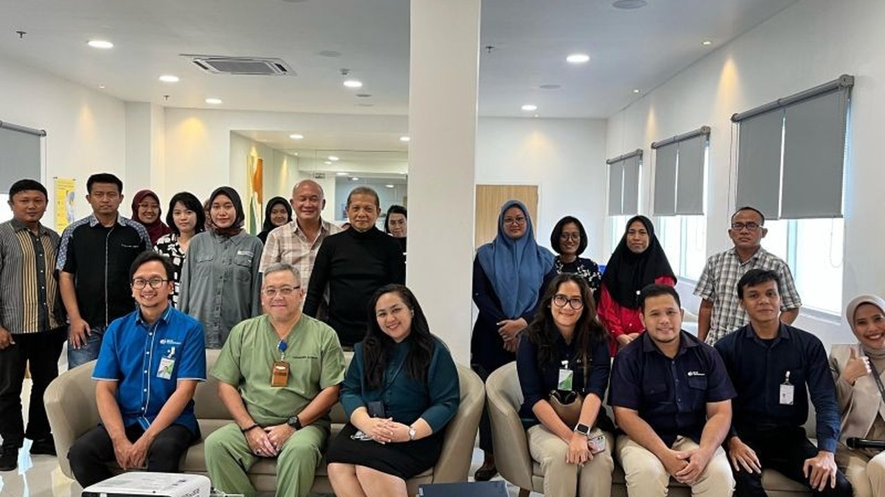 BPJAMSOSTEK Cabang Cifest Cibarusah sosialisasikan program perlindungan bagi pekerja konstruksi di Cikarang, Jawa Barat, guna menekan angka kecelakaan kerja di sektor konstruksi yang berisiko tinggi.