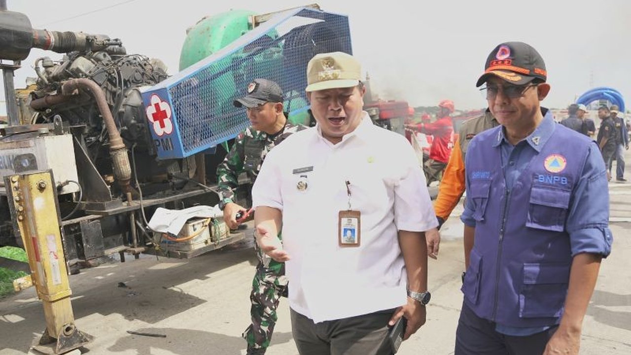 BNPB kerahkan pompa air dan Operasi Modifikasi Cuaca (OMC) untuk percepat penanganan banjir di Bekasi yang telah surut namun masih menyisakan genangan.
