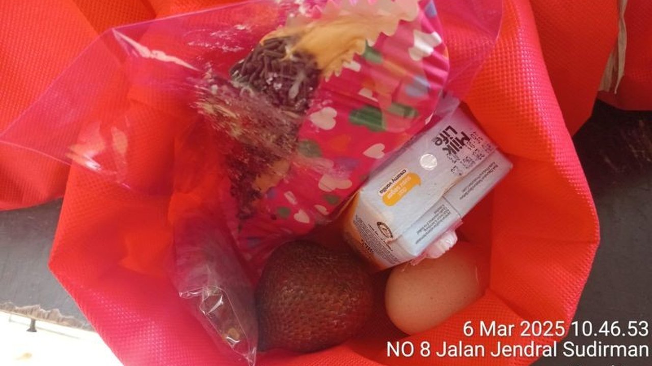 Program Makan Bergizi Gratis (MBG) di Mataram selama Ramadhan 2025 mengganti menu nasi dengan roti, kurma, susu, buah, dan telur rebus agar tetap bergizi dan layak konsumsi saat berbuka puasa.