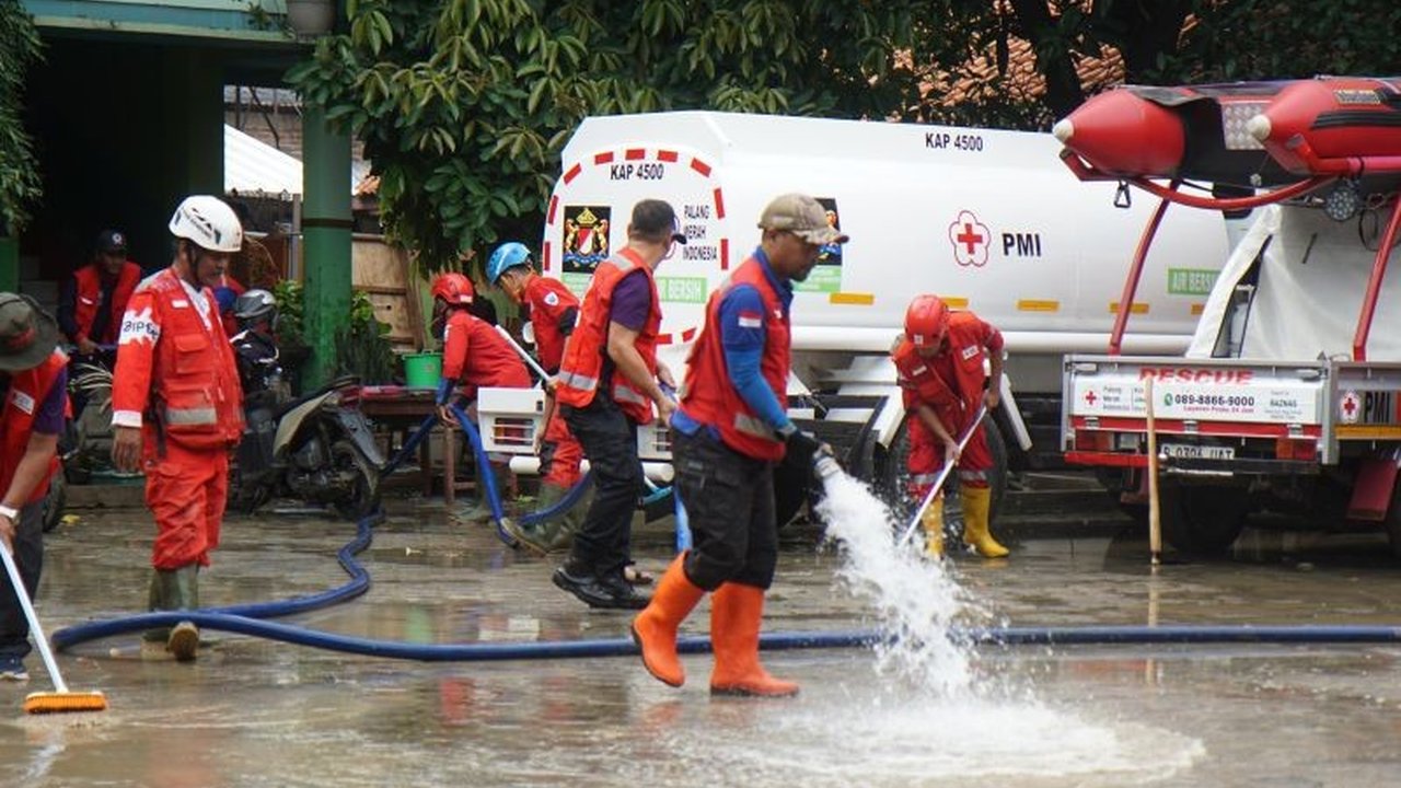 Puluhan relawan PMI dari berbagai daerah membantu membersihkan sisa banjir di Kota Bekasi, Jawa Barat, khususnya di sekolah-sekolah agar kegiatan belajar mengajar dapat segera kembali normal.