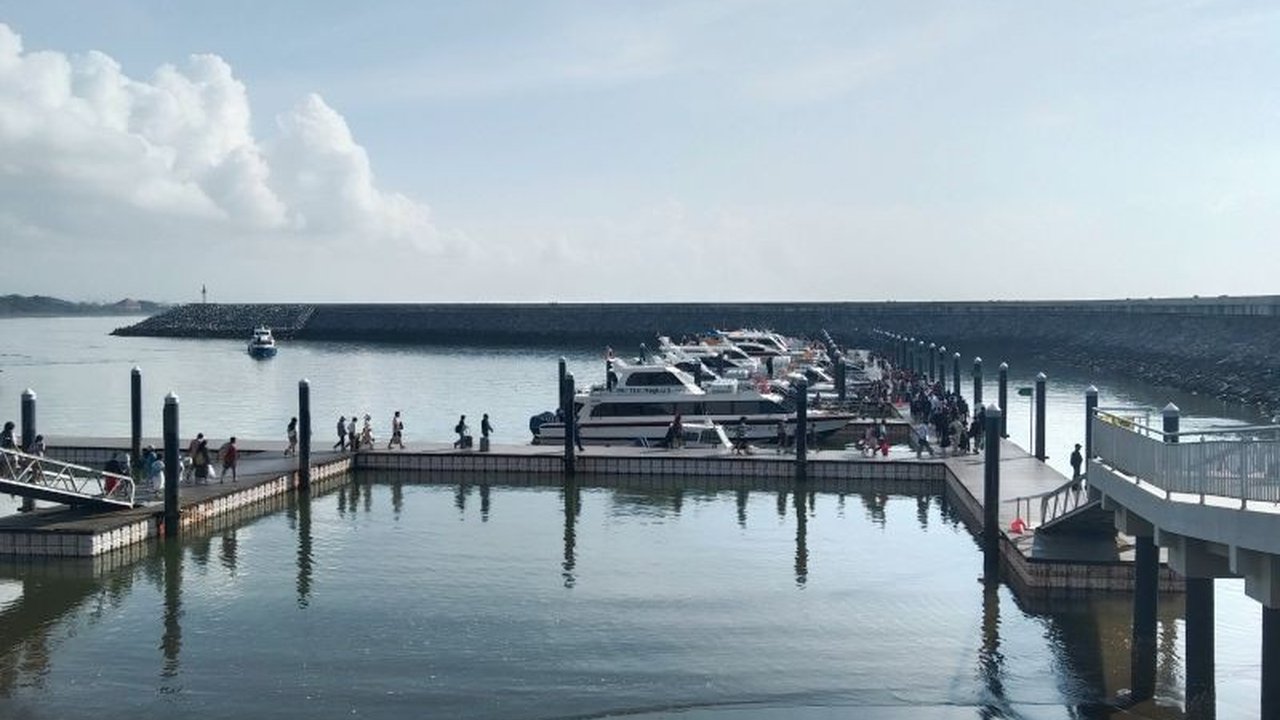 BBMKG Denpasar memperingatkan potensi gelombang laut setinggi 2,5 hingga 4 meter di perairan selatan Bali dan Selat Lombok pada 8-11 Maret 2025, berdampak pada keselamatan pelayaran dan aktivitas wisata.