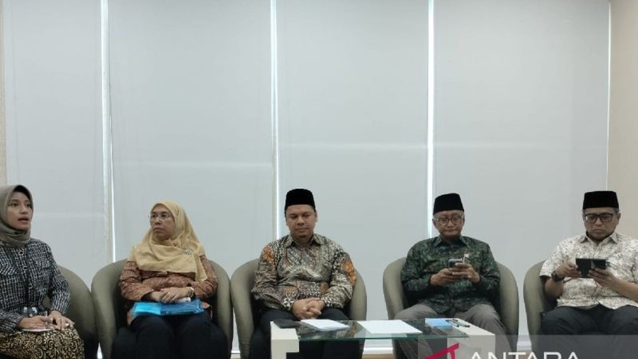 Kementerian PUPR turun tangan membantu penanganan banjir bandang di Sukabumi, Jawa Barat, bahkan merekomendasikan pembongkaran satu jembatan untuk mencegah bencana serupa.