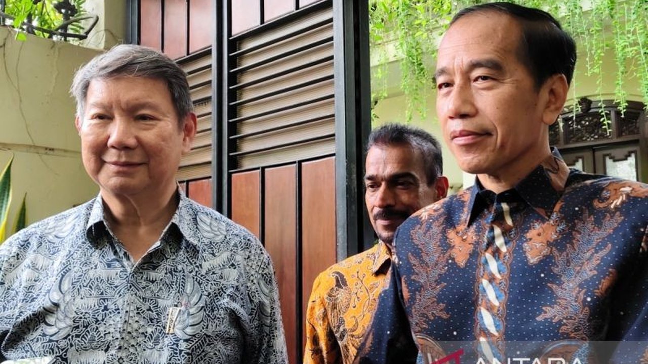Utusan Khusus Presiden Prabowo, Hashim Djojohadikusumo, mengunjungi Jokowi di Solo untuk membahas kondisi ekonomi Indonesia dan rencana pertemuan Prabowo dengan Jokowi.