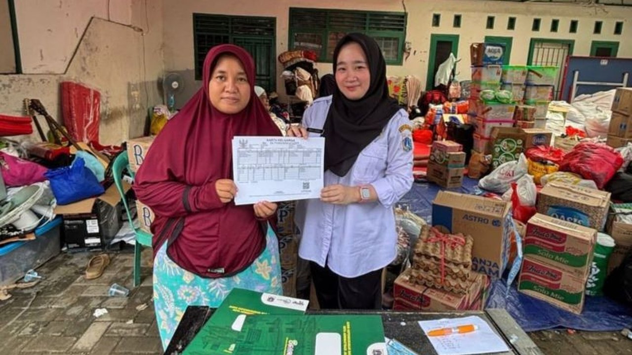 Dinas Dukcapil Jakarta Selatan memberikan pelayanan administrasi kependudukan (adminduk) secara langsung kepada warga Rawajati yang terdampak banjir, termasuk pencetakan KTP elektronik dan KK.