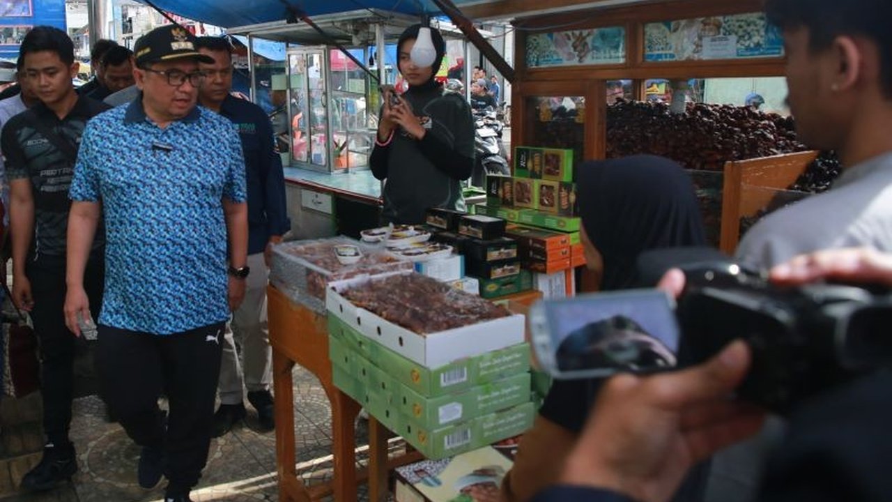 Bupati Garut, Abdusy Syakur Amin, memberikan peringatan keras kepada Pedagang Kaki Lima (PKL) yang melanggar Perda, mengancam penertiban tegas jika tidak segera tertib.