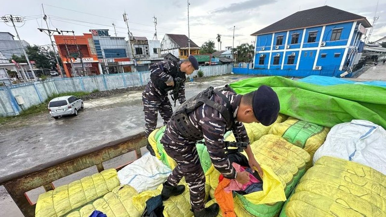 TNI AL berhasil menggagalkan penyelundupan 167 karung pakaian bekas ilegal senilai Rp1,3 miliar dari Malaysia melalui Pelabuhan Kumai, Kalimantan Barat, dan menyerahkannya ke Bea Cukai.