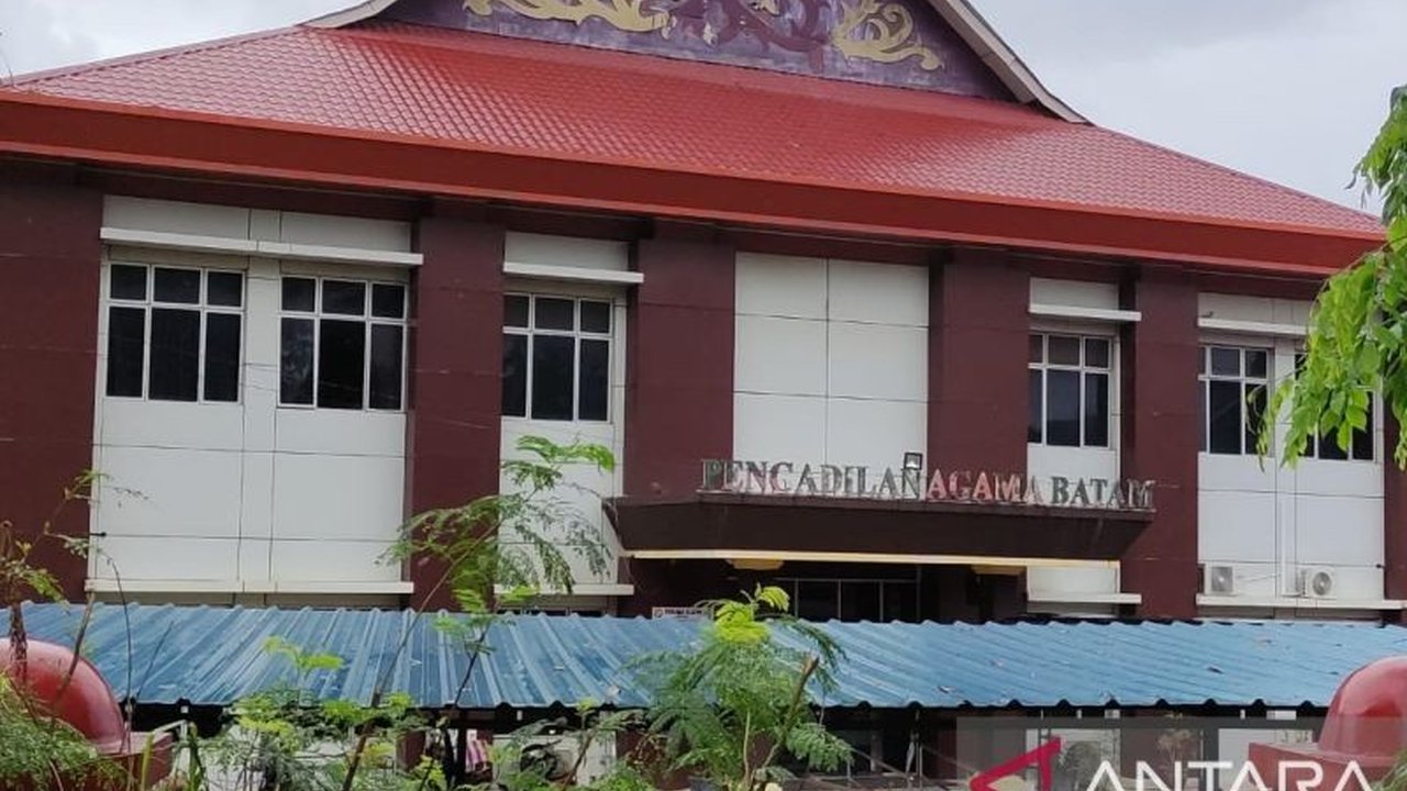 Pengadilan Agama Batam meningkatkan keamanan setelah hakim Gusnahari ditusuk di kediamannya; polisi masih menyelidiki pelaku dan motif penyerangan.